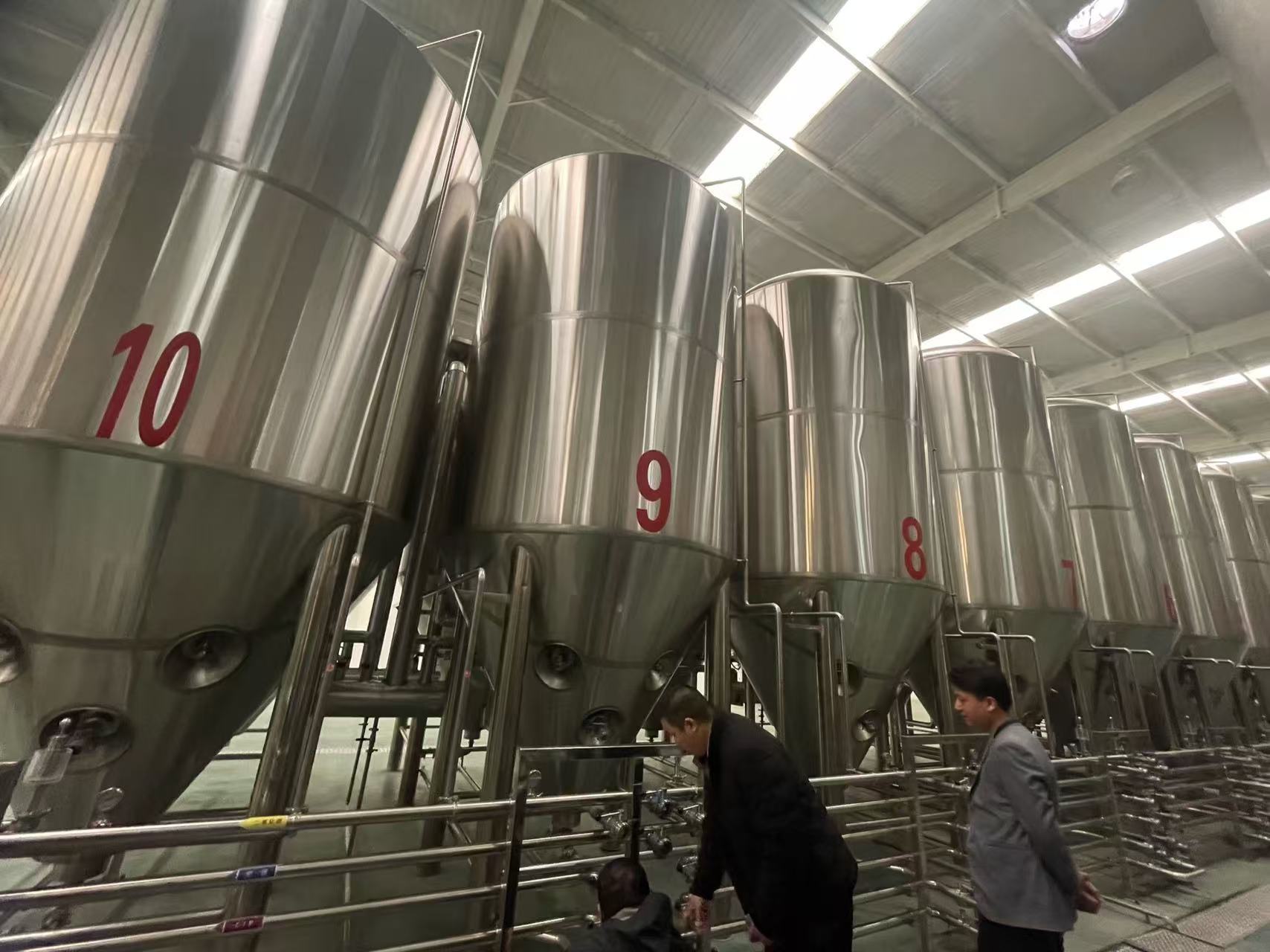 源汇精酿啤酒设备厂—平面布置、设备设计、制造、调试、培训等一条龙服务